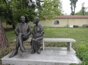 Паметник на мисис Абот и мистър Бляк